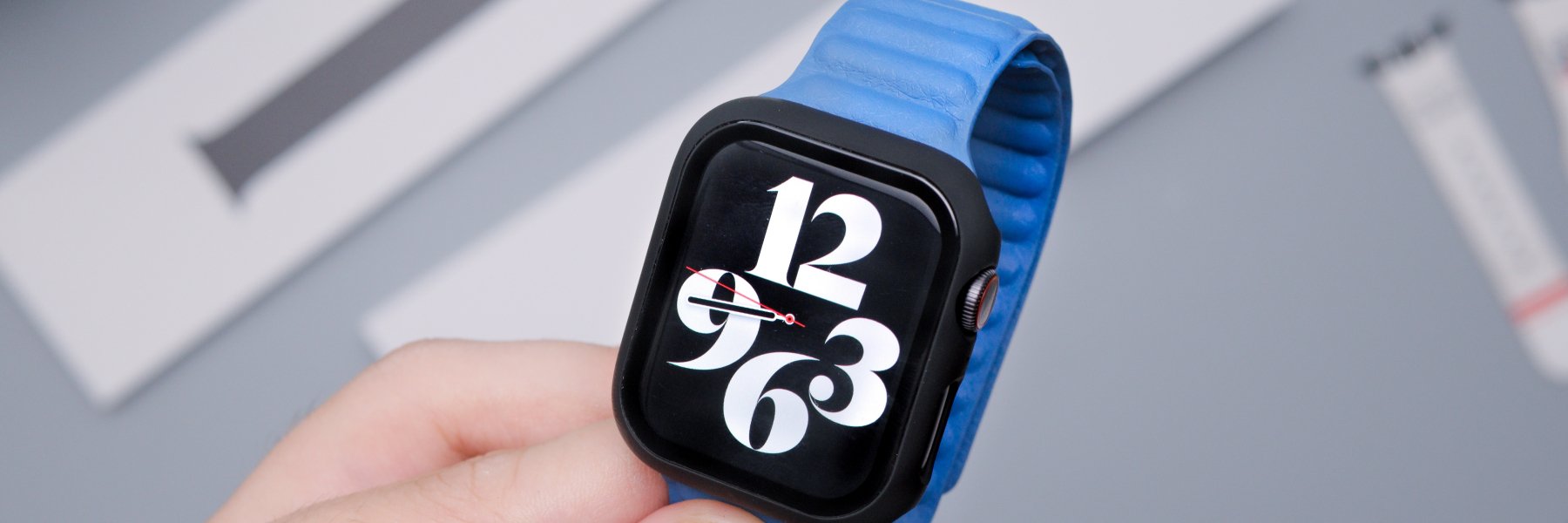 Smartwatch mit blauem Armband